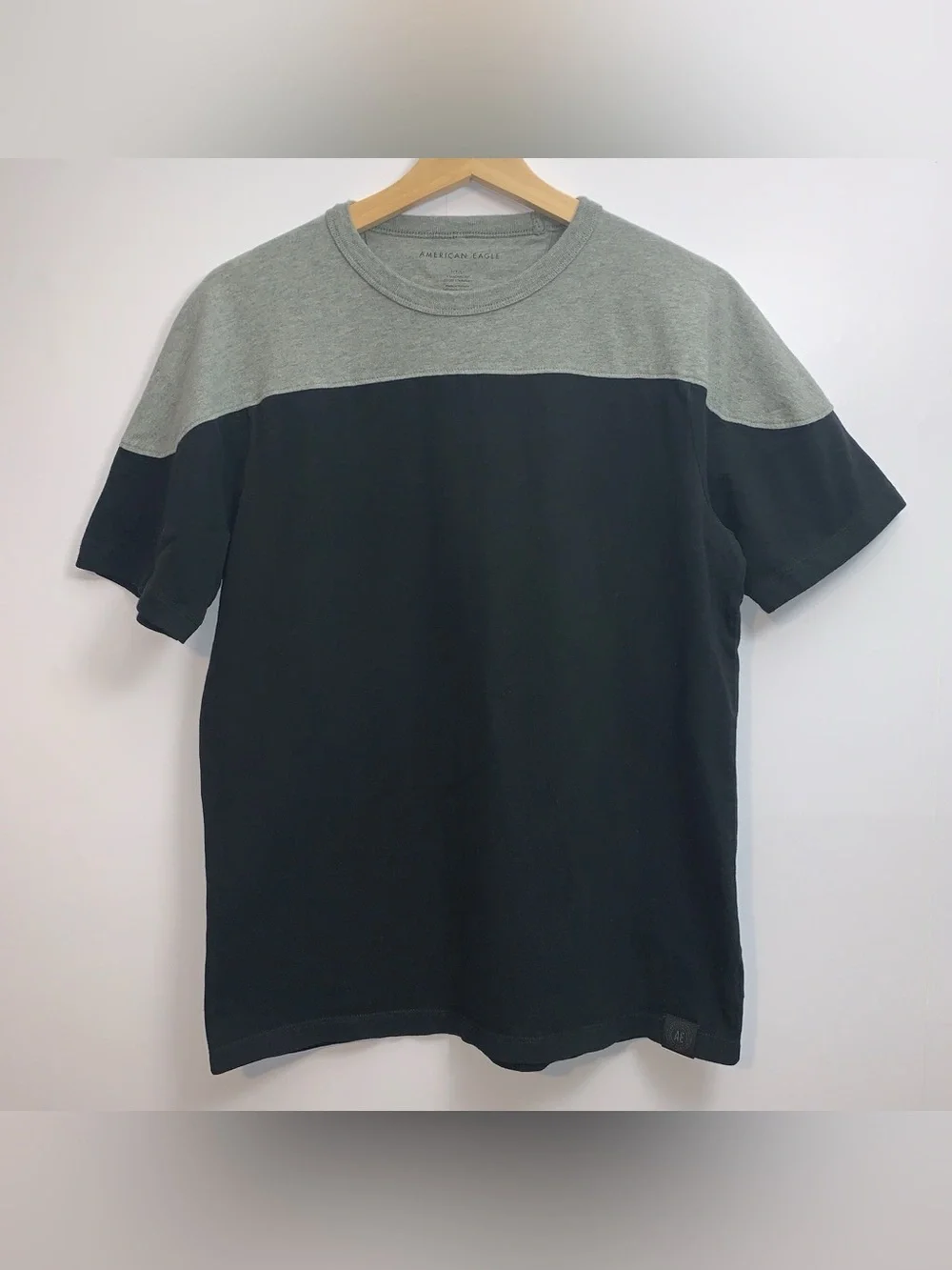 American Eagle Outfitters Men’s Black and Gray Colorblock Crew Tee
